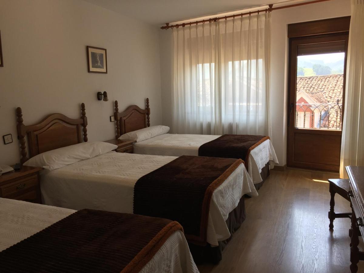 Hotel Trespalacios Panes Ngoại thất bức ảnh