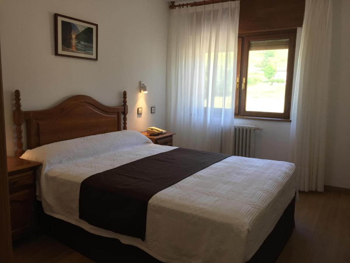 Hotel Trespalacios Panes Ngoại thất bức ảnh