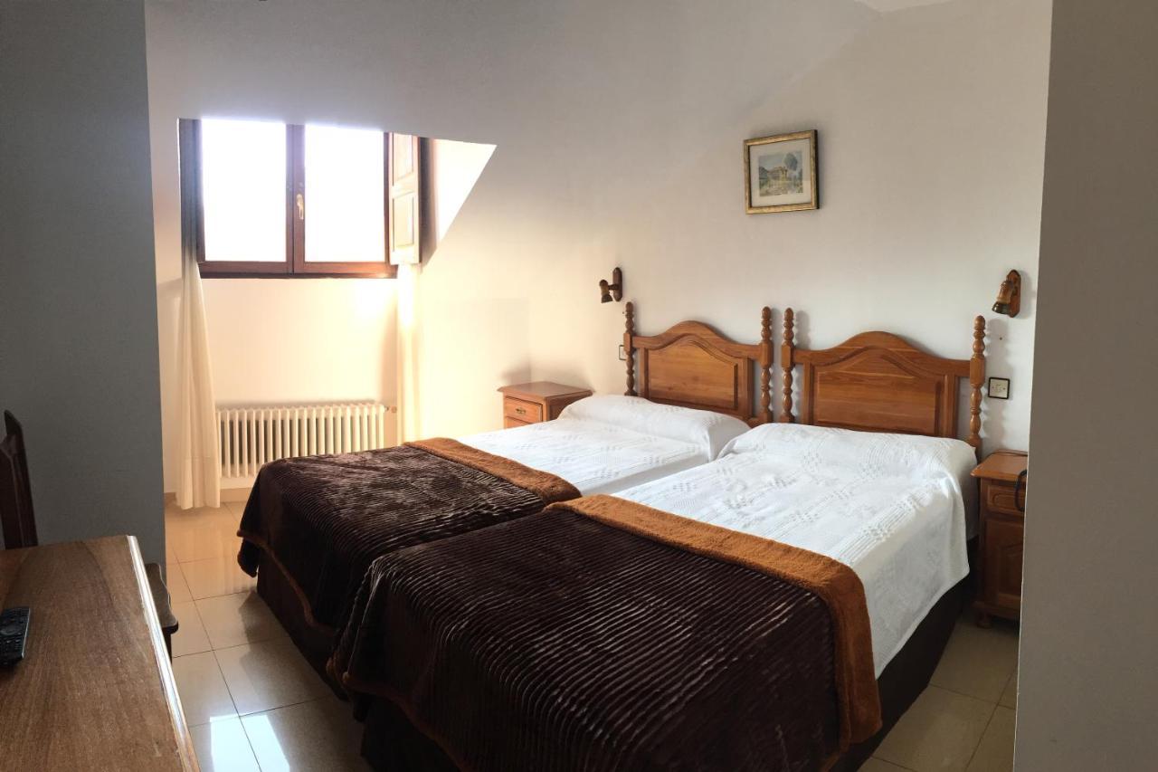 Hotel Trespalacios Panes Ngoại thất bức ảnh